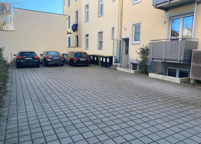 Emiliana Am Bahnhof